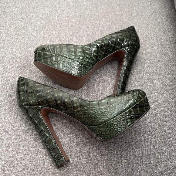 Heels - Picture 3 of 3